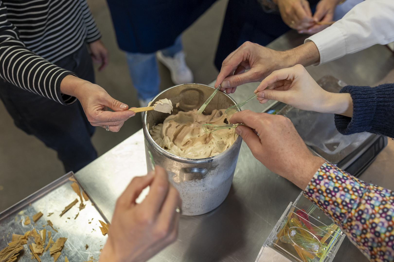 Uczestnicy szkolenia Carpigiani Gelato University degustują świeżo przygotowane lody rzemieślnicze