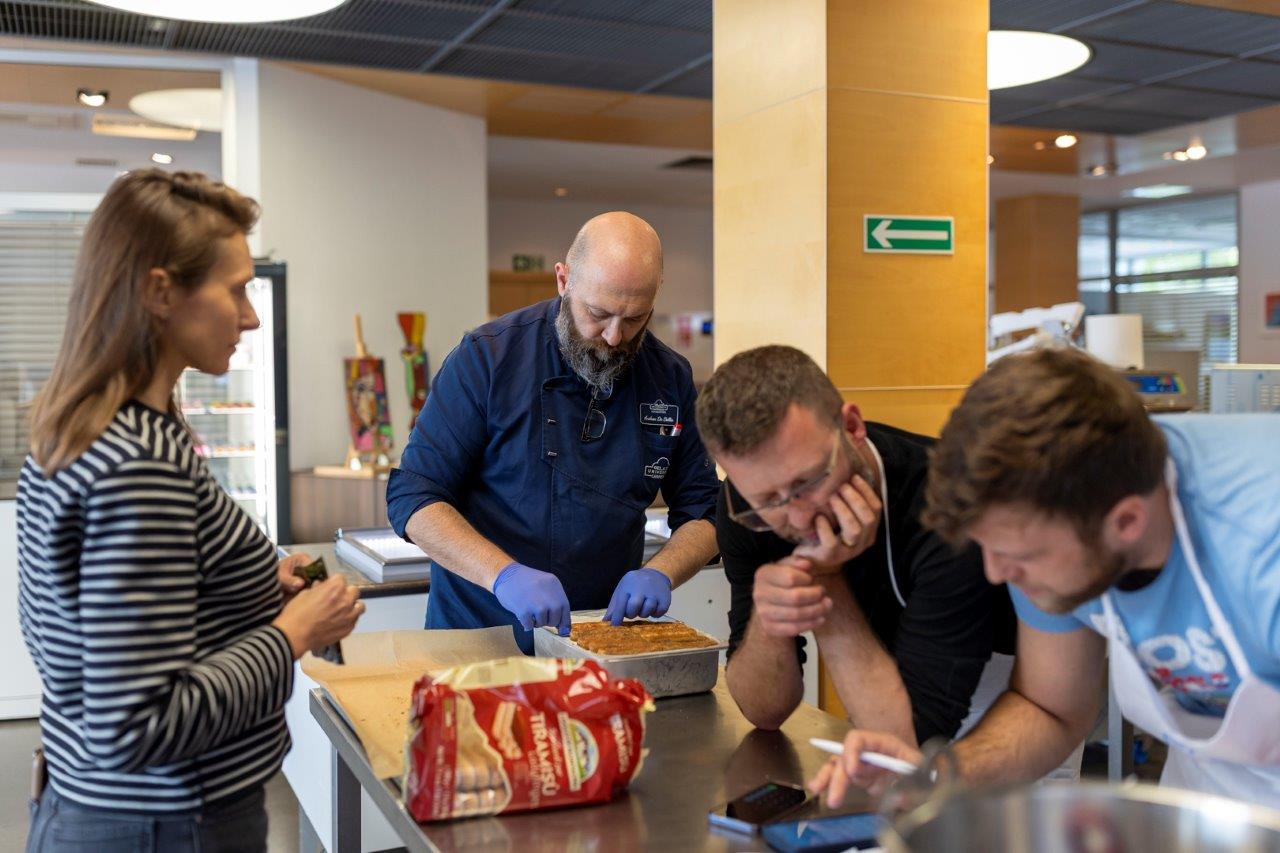 Szkolenie Carpigiani Gelato University – włoski mistrz lodziarstwa prezentuje przygotowanie deseru uczestnikom kursu