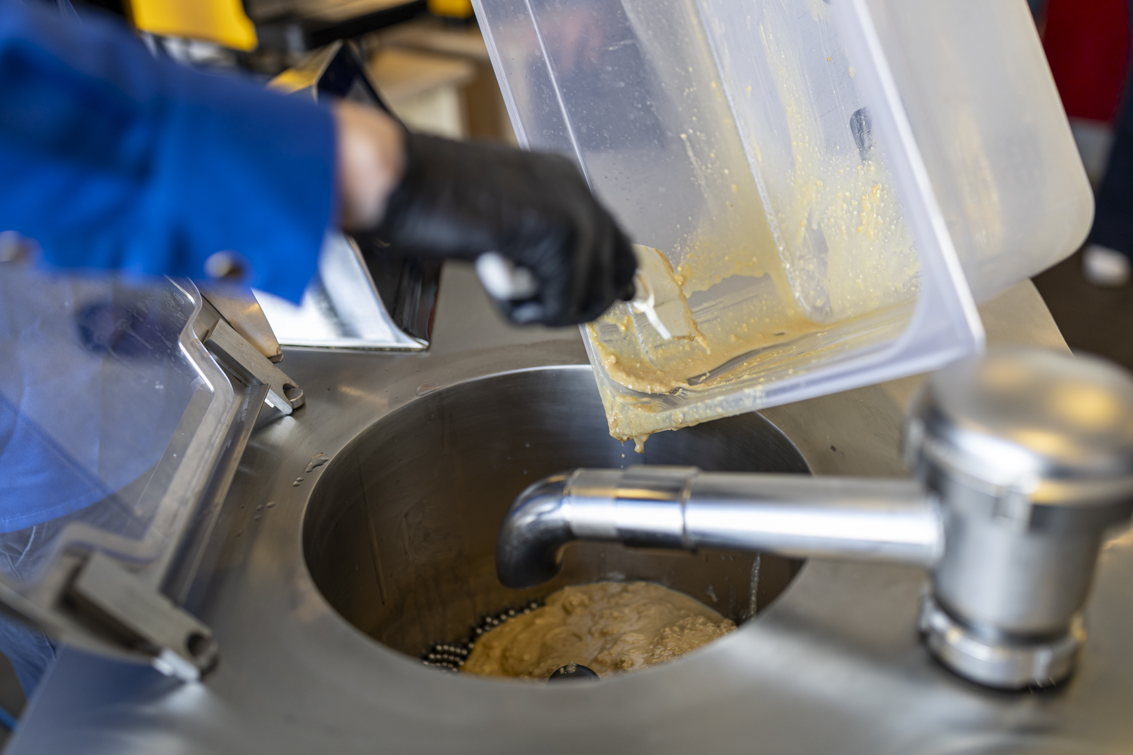 Szkolenie lodziarskie prowadzone przez technologa cukierniczego Marcina Zycha z Primulator. Na zdjęciu etap przygotowania pasty smakowej, stanowiącej bazę do tworzenia mieszanki lodowej – kluczowy element warsztatów z produkcji lodów i profesjonalnych prezentacji lodziarskich dla branży HoReCa.