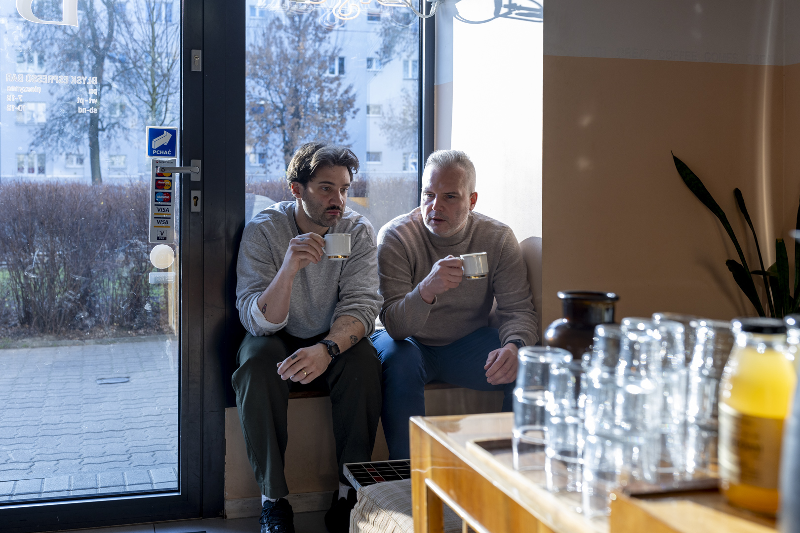 Michał Ciupiński, Mistrz Polski Barista oraz Coffee in Good Spirits, podczas rozmowy z Marcinem Moczydłowskim, brand managerem Primulator, w kawiarni Błysk. Spotkanie poświęcone było przygotowaniom do zawodów, pracy koncepcyjnej nad prezentacją konkursową oraz planom startów w mistrzostwach świata.