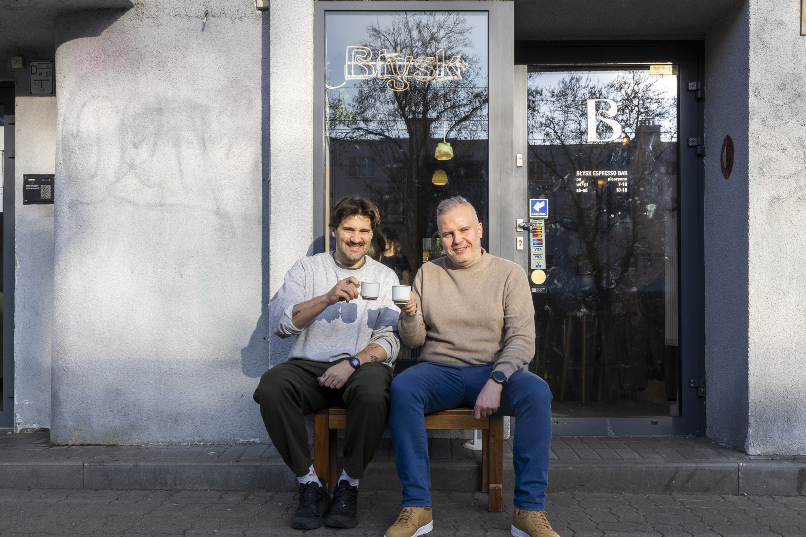 Michał Ciupiński i Marcin Moczydłowski przed kawiarnią Błysk po rozmowie o mistrzostwach baristycznych