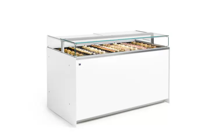 IFI Delice w wersji cukierniczej to elegancka i kompaktowa witryna chłodnicza do ekspozycji ciast, tortów i deserów. Dzięki panoramicznej szybie, oświetleniu LED i niskiej zabudowie, witryna doskonale podkreśla estetykę wyrobów cukierniczych, jednocześnie zapewniając optymalne warunki chłodzenia. Prosty, nowoczesny design idealnie komponuje się z wnętrzami cukierni i kawiarni premium.