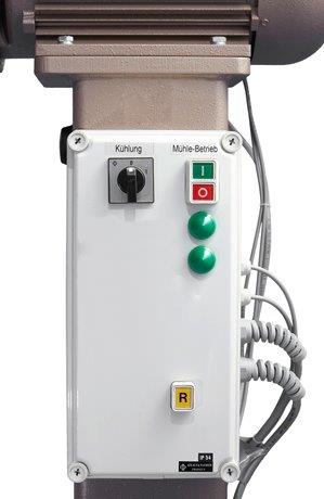 Panel sterujący przemysłowego młynka do kawy Mahlkönig DK27 wyposażony w oddzielne przyciski do uruchamiania młynka (Mühle-Betrieb) i systemu chłodzenia (Kühlung), a także w mechaniczne zabezpieczenie przeciążeniowe. Przemyślany układ przycisków i przełączników ułatwia obsługę i zapewnia bezpieczeństwo pracy w warunkach intensywnego użytkowania przemysłowego.