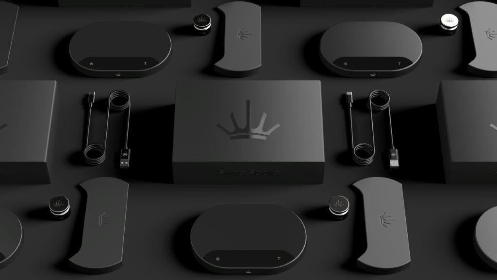Komponenty ekosystemu Mahlkönig Sync System – inteligentne wagi Sync Scale, przewody USB, sensory i akcesoria w eleganckim czarnym wykończeniu z logo korony Mahlkönig, prezentujące spójny design i nowoczesną estetykę marki.