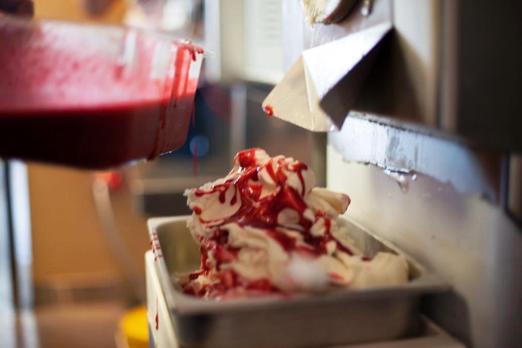 Praktyczne szkolenie z produkcji gelato z wykorzystaniem profesjonalnych urządzeń Carpigiani. Zajęcia pozwalają rozwijać umiejętności związane z przygotowaniem mieszanki, frezowaniem, recepturą i właściwą strukturą gotowego produktu.